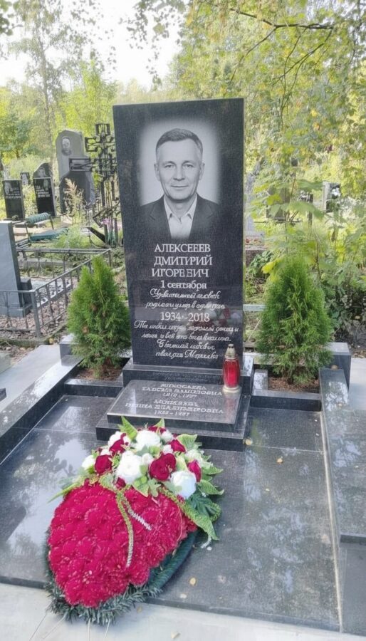 Вертикальный памятник с портретом