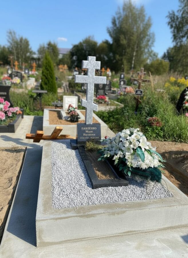 Памятник с белым крестом