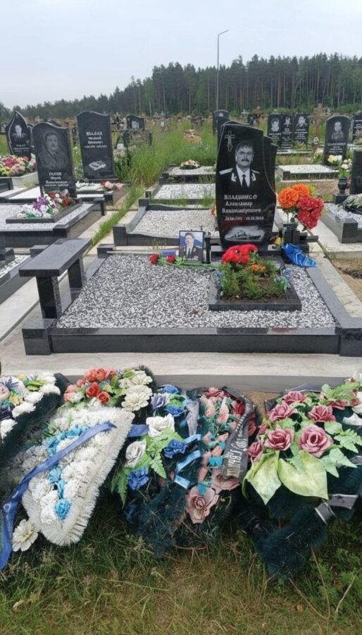 Вертикальный памятник на цветнике